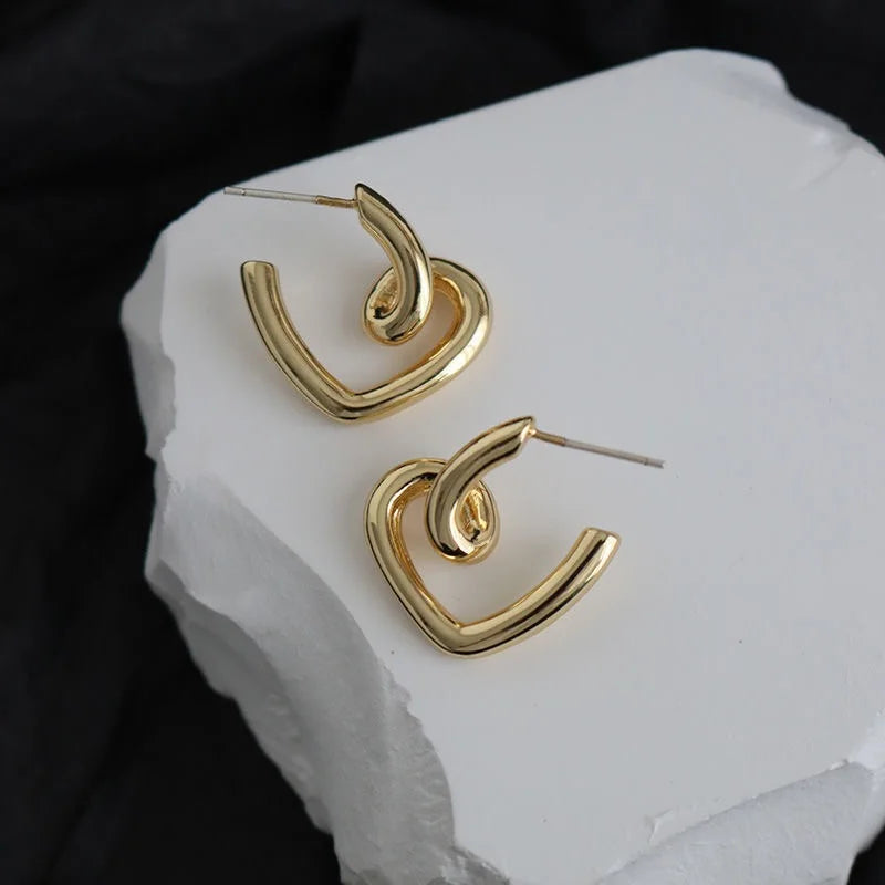 2023 New Fashion Lavender Purple Earrings for Woman Metal Golden Twisted Art Line Purple Stud Earrings Gift Jewelry Wholesale