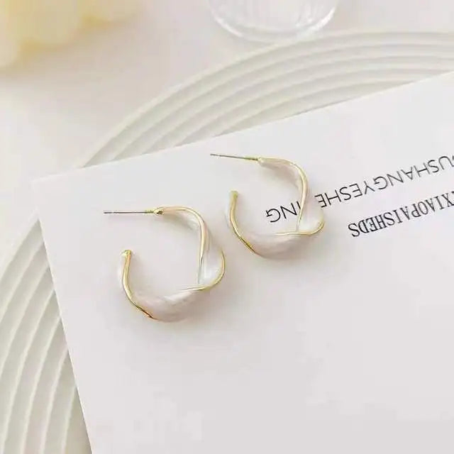 2023 New Fashion Lavender Purple Earrings for Woman Metal Golden Twisted Art Line Purple Stud Earrings Gift Jewelry Wholesale