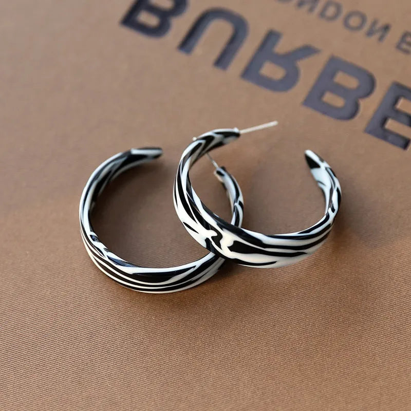 2023 New Fashion Lavender Purple Earrings for Woman Metal Golden Twisted Art Line Purple Stud Earrings Gift Jewelry Wholesale